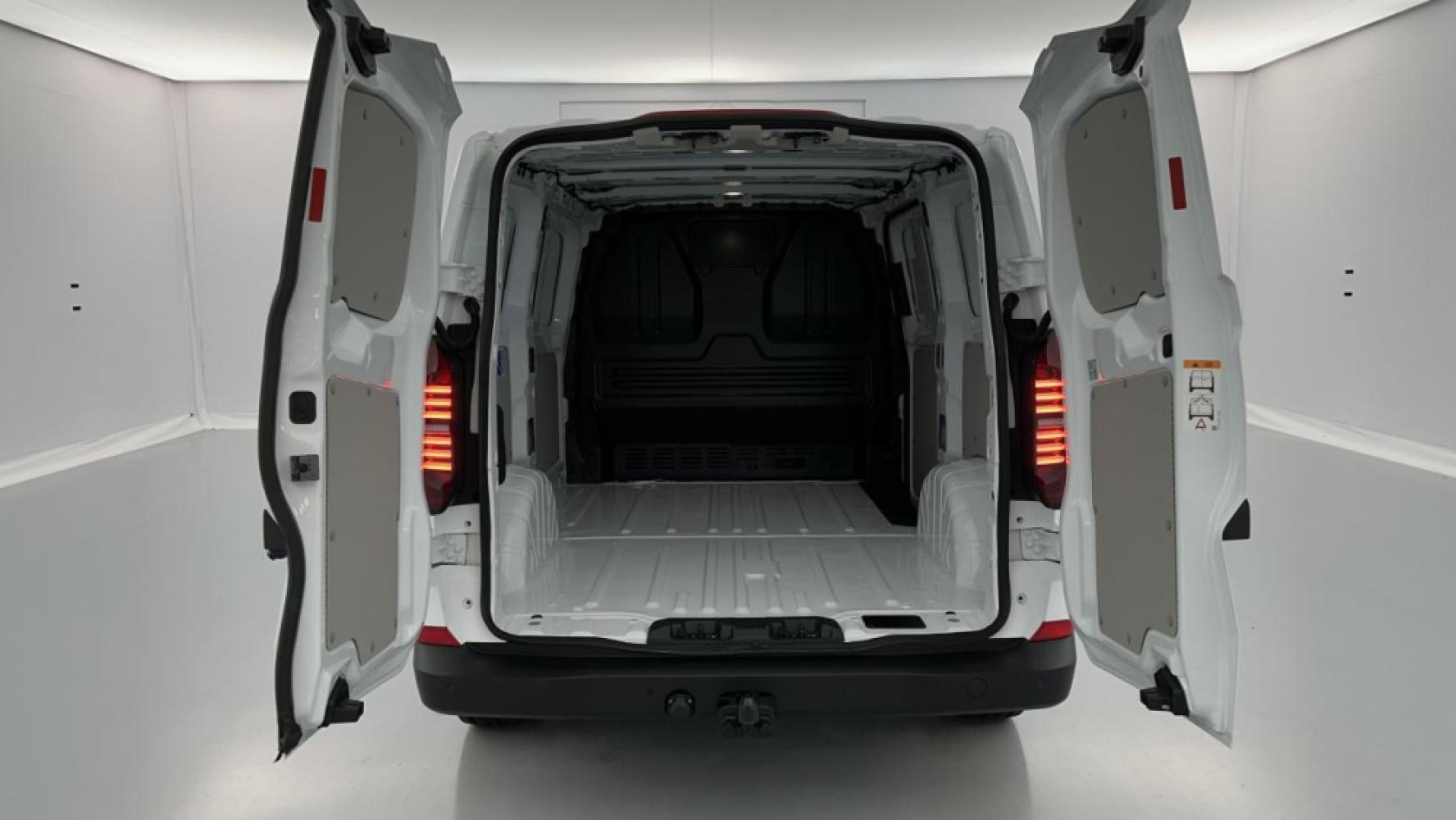 VOLKSWAGEN TRANSPORTER VAN